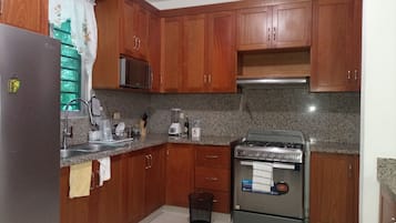 Nhà tiện nghi đơn giản | Bếp riêng | Tủ lạnh, lò vi sóng, lò nướng, nồi cơm