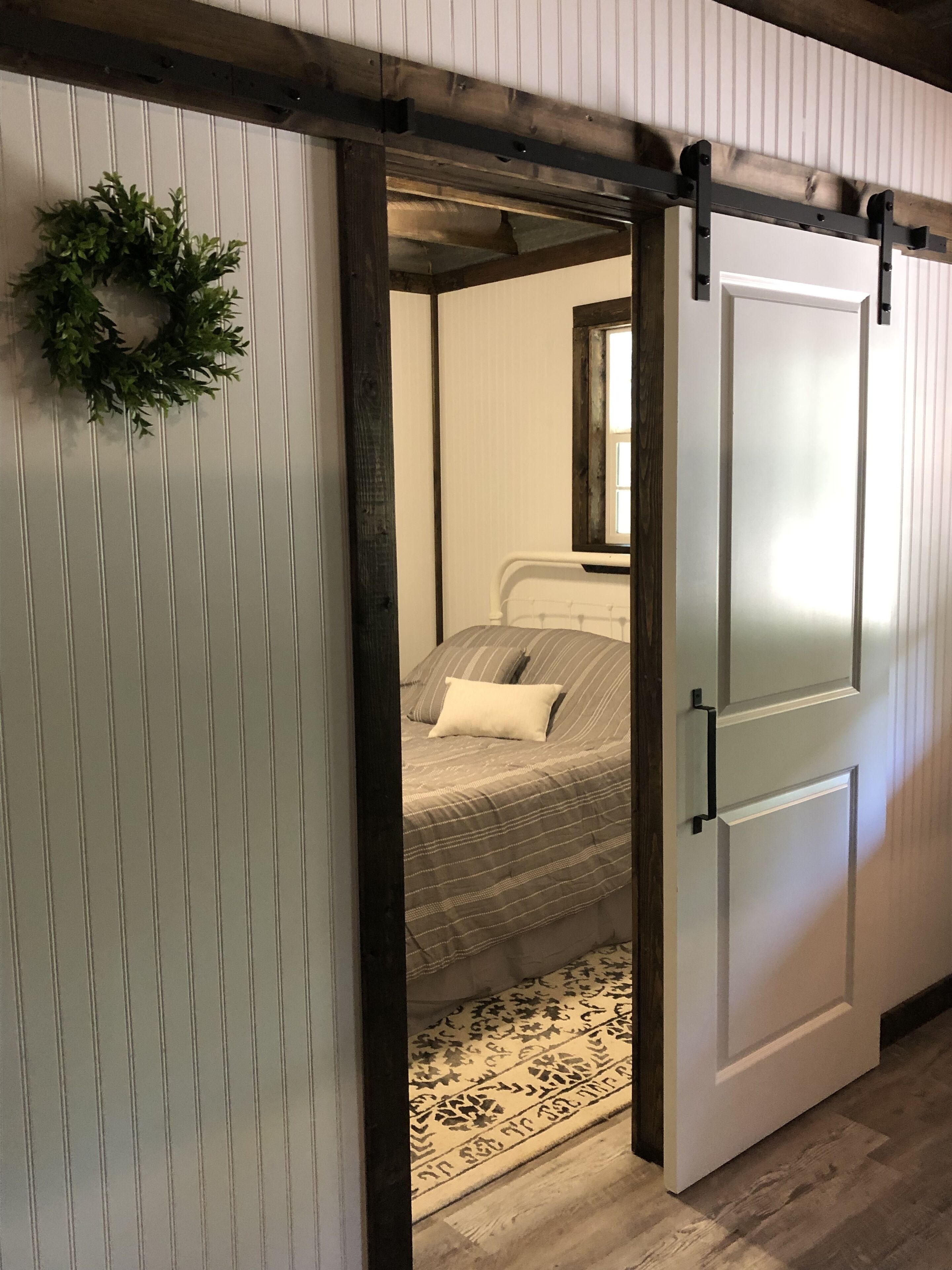 1 間睡房、可攜式嬰兒床、床單