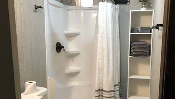 Douche, sèche-cheveux, serviettes fournies, savon