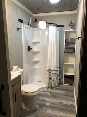 Douche, sèche-cheveux, serviettes fournies, savon