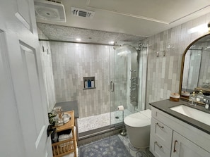 Douche, sèche-cheveux, serviettes fournies, savon