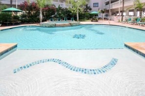 Utendørsbasseng og et oppvarmet basseng