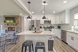 Fridge, microwave, oven, stovetop - 5 Star Cabin | Pet Friendly | Rushing Creek | Mountain Views | Foosball |Firepit (Cleveland)