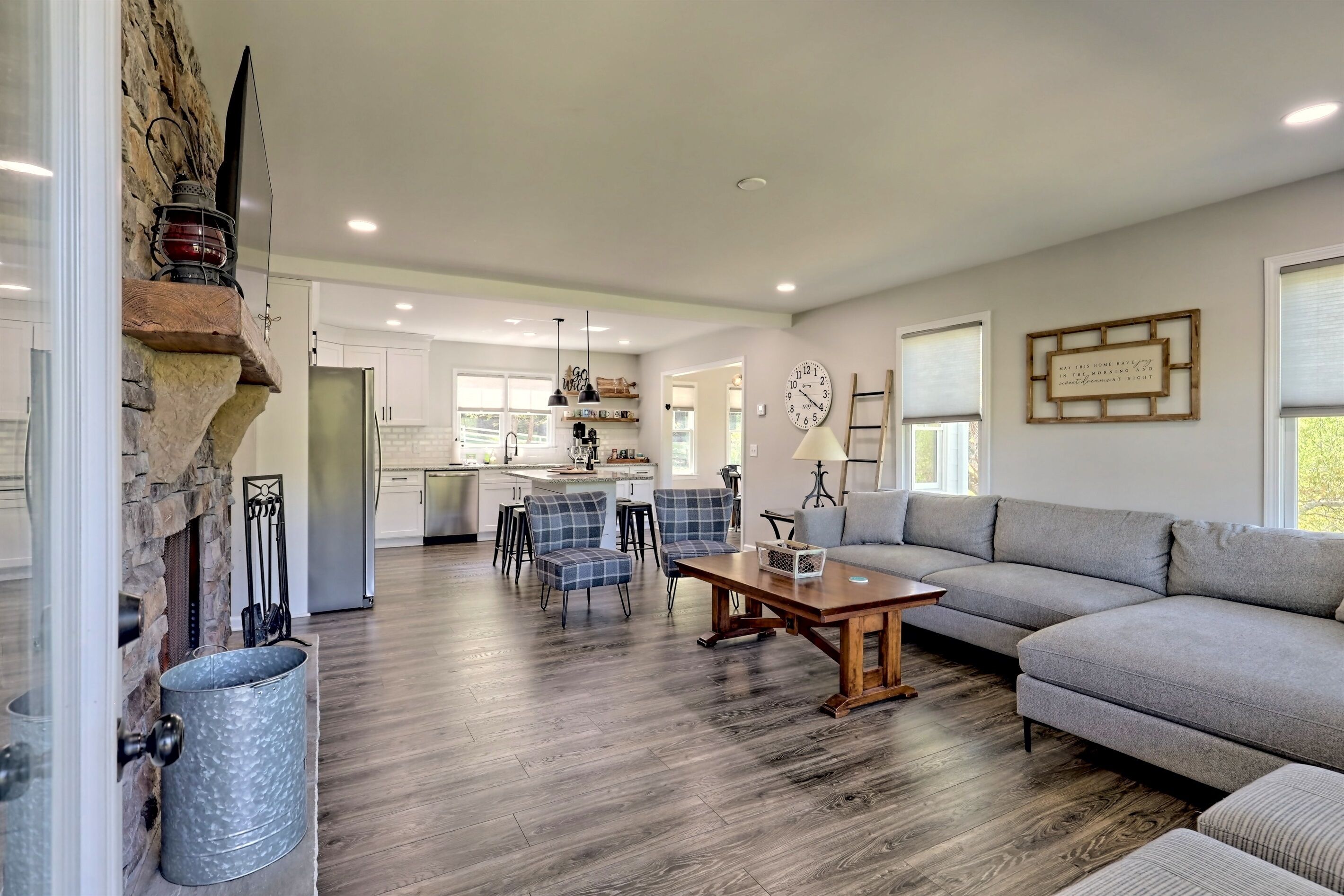 Smart-tv, een open haard, tafelvoetbal en boeken