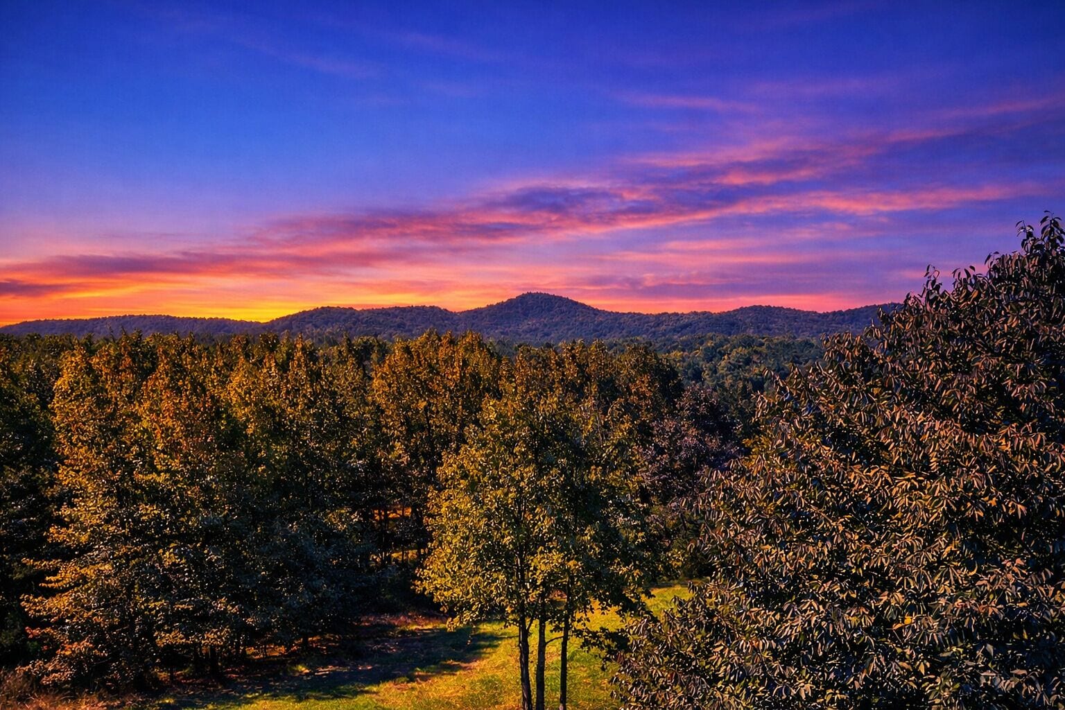 Golden hour melts into mountain views 🌄✨—a sunset you’ll never want to leave.
