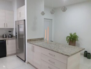 Microwave, oven, dishwasher, coffee/tea maker