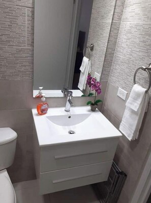 Shower, hair dryer, towels, soap - Conny's Inn Home (Noord)