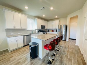 ثلاجة، ميكروويف، فرن، موقد طهي مسطح