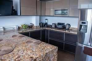 Fridge, microwave, oven, stovetop - Luxury Penthouse with the best view of Quito, Ecuador. (Quito)