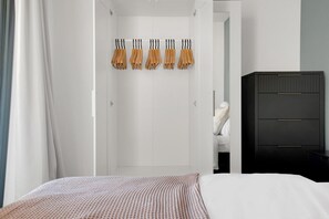 1 dormitori, planxa i posts de planxar, wifi i roba de llit