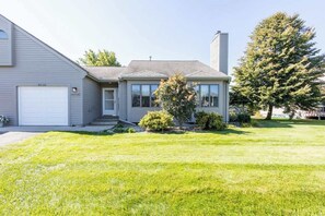 Exterior - Crystal Lake Ridge, 30-day rental, community pool (Benzonia)