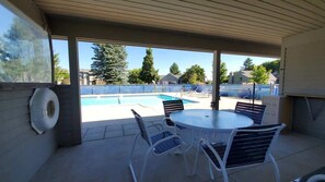 تناول الطعام بالخارج