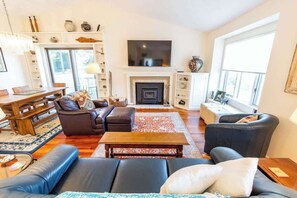 تلفزيون، مدفأة، مكتب، شاشة كمبيوتر