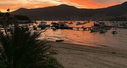 Casinha Verde Accommodation 1 minute from the sea. Foot in the sand. Mind in the sky.