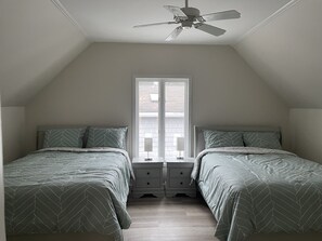 8 chambres, bureau, fer et planche à repasser, lit parapluie