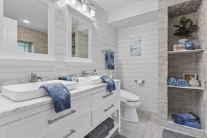 Combined shower/bathtub, hair dryer, towels, soap