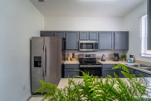 Fridge, microwave, oven, stovetop - 226 Amazing Townhome 4 bd (Davenport)