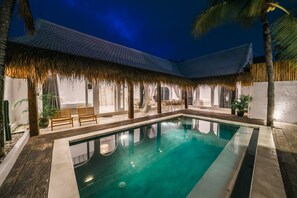 สระว่ายน้ำกลางแจ้ง