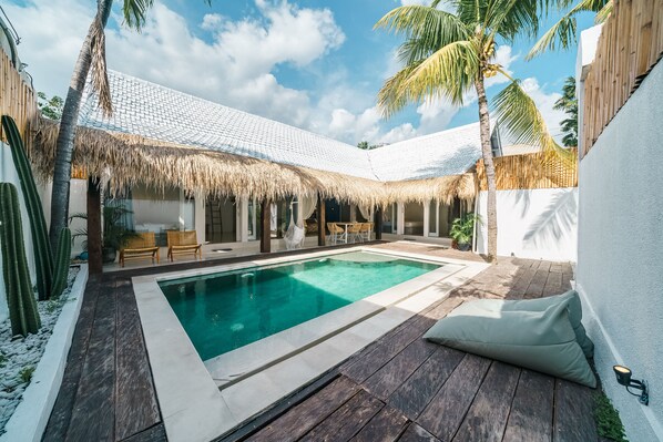 สระว่ายน้ำกลางแจ้ง