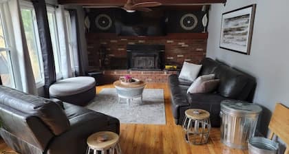 Spacious Farmhouse w/Hotub