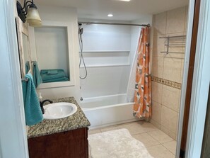 Ensemble douche/baignoire, sĂšche-cheveux, serviettes fournies, savon