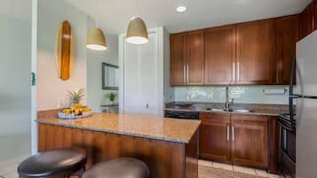 Réfrigérateur, micro-ondes, four, plaque de cuisson