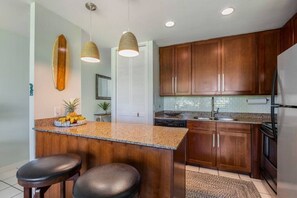 Een koelkast, een microgolfoven, een oven, een kookplaat