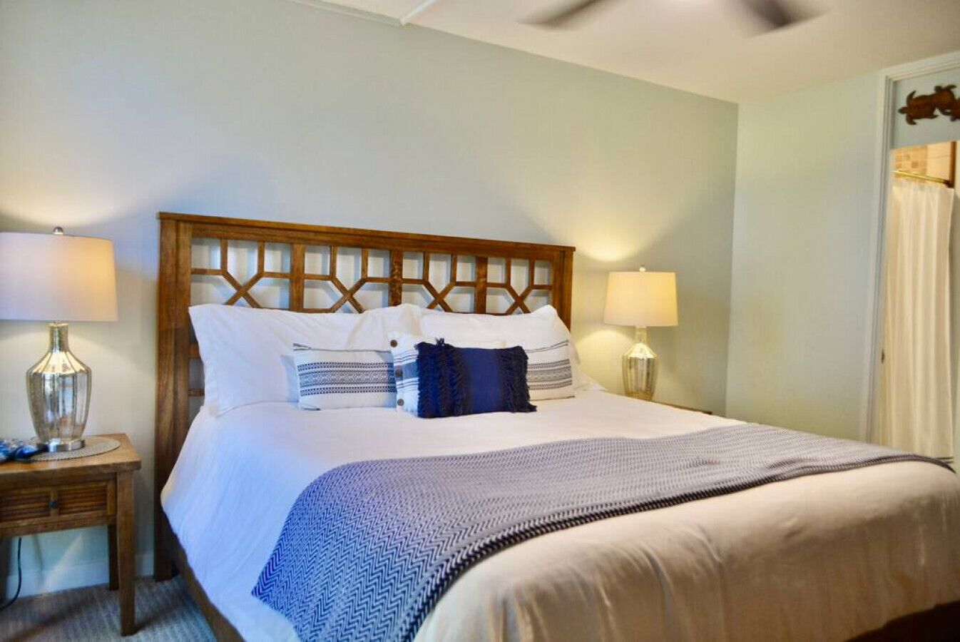 1 sovrum, skrivbord, strykjärn/strykbräda och resesäng