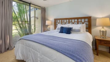 1 soverom, skrivebord, strykejern/-brett og reiseseng for barn