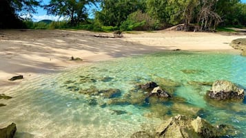 Tæt på stranden, liggestole, badehåndklæder