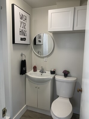 Regadera, toallas, jabón, papel de baño 
