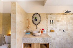Shower, hair dryer, towels, soap - Villa Alamanda, central and close to restaurants (Bali)