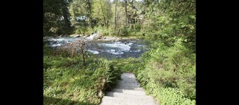 Summer Dreams Come True at The River House Retreat! 10 min to Battle Ground,