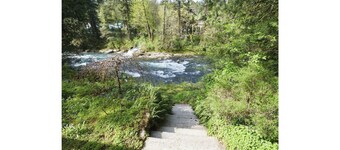 Summer Dreams Come True at The River House Retreat! 10 min to Battle Ground,