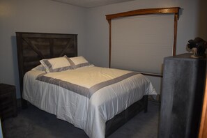 3 bedrooms, in-room safe, desk, iron/ironing board - Peaceful Country Bison Ranch in the heart of the Red River Valley. (Christine)