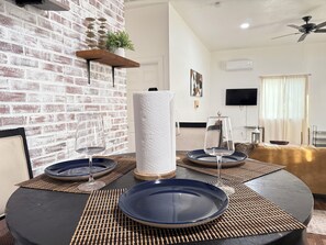 Dining - Ranch Style GuestHouse w Pool Access Close to NAT’L PARKS (Dinuba)