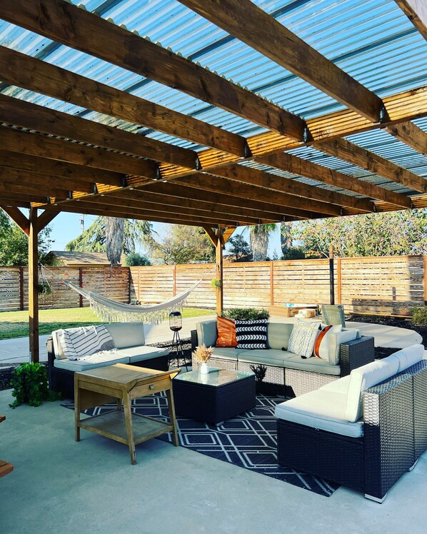 Terrace/patio - Ranch Style GuestHouse w Pool Access Close to NAT’L PARKS (Dinuba)