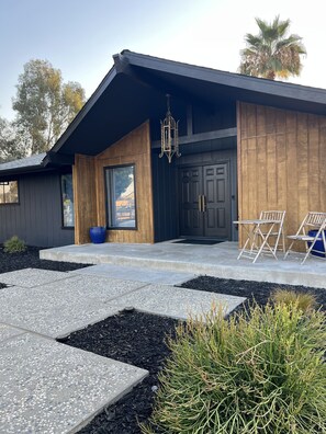 Terrace/patio - Ranch Style GuestHouse w Pool Access Close to NAT’L PARKS (Dinuba)