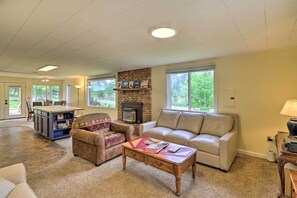 TV, fireplace, ping pong, books - Columbia Falls Home: 14 Mi to Glacier Nat’l Park! (Columbia Falls)