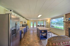Fridge, microwave, stovetop, dishwasher - Columbia Falls Home: 14 Mi to Glacier Nat’l Park! (Columbia Falls)
