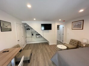 1 bedroom, desk, free WiFi, bed sheets - Classic Bright Garden Side Studio in San Francisco Home (San Francisco)