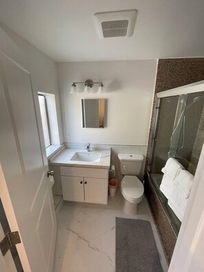 Ensemble douche/baignoire, serviettes fournies, papier toilette