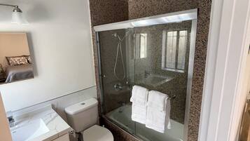 Combined shower/tub, towels, toilet paper