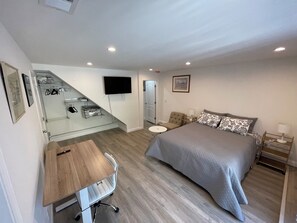 1 bedroom, desk, free WiFi, bed sheets - Classic Bright Garden Side Studio in San Francisco Home (San Francisco)