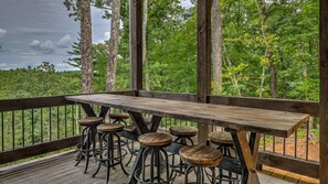 Outdoor dining - Songbird Ridge - Aska Adventure Area | Panoramic Views | Hot Tub | Outdoor Fireplace (Blue Ridge)