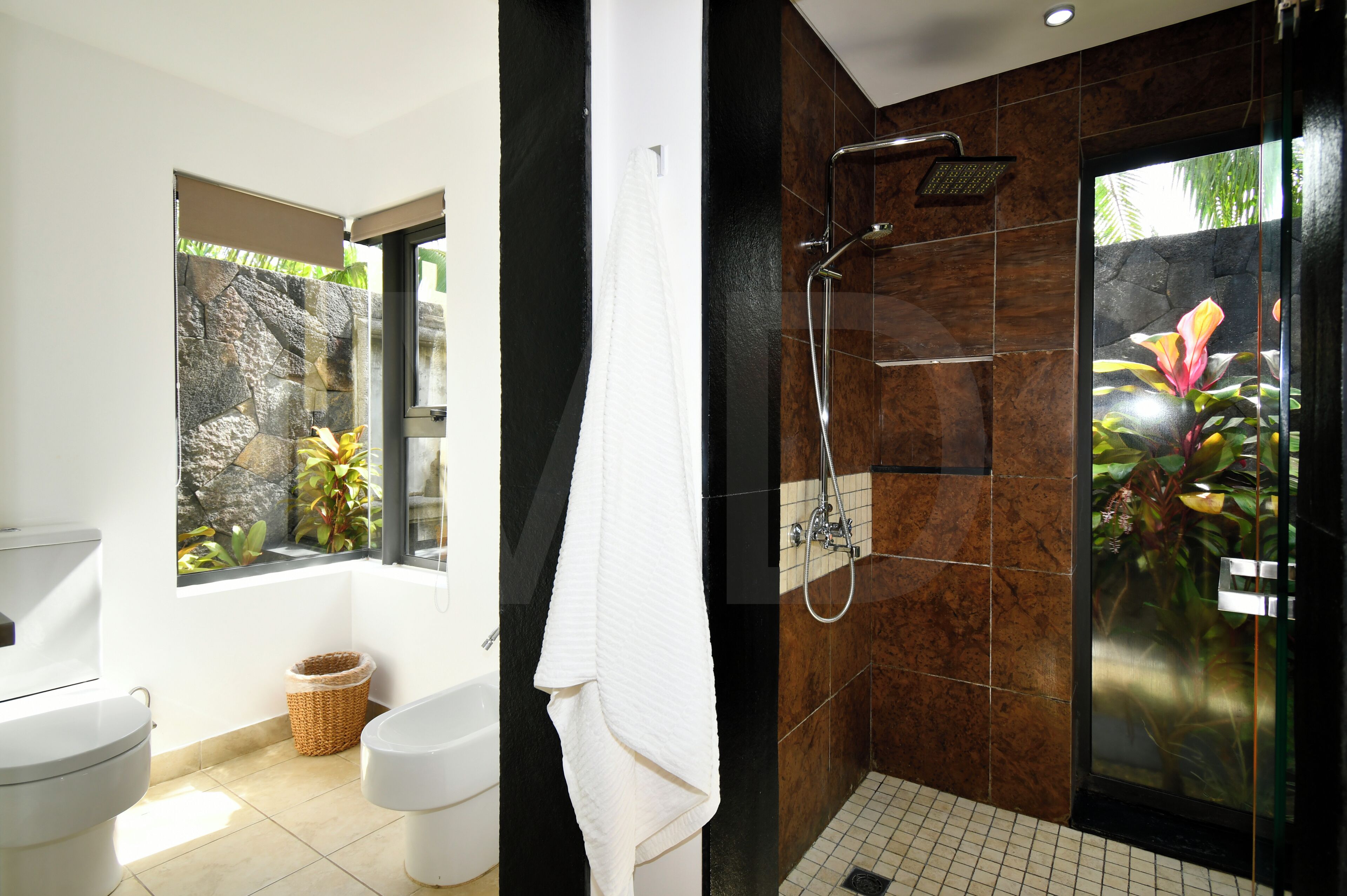 Ensemble douche/baignoire, baignoire à jets, sèche-cheveux, peignoirs