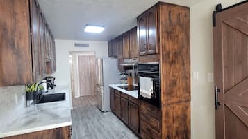 Een koelkast, een magnetron, een oven, een kookplaat