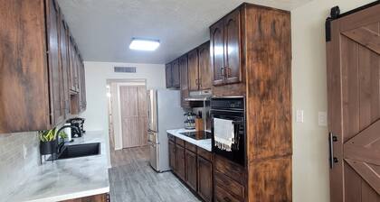 Cheerful desert oasis home with a privacy hot tub! 1 minute to new hospital!