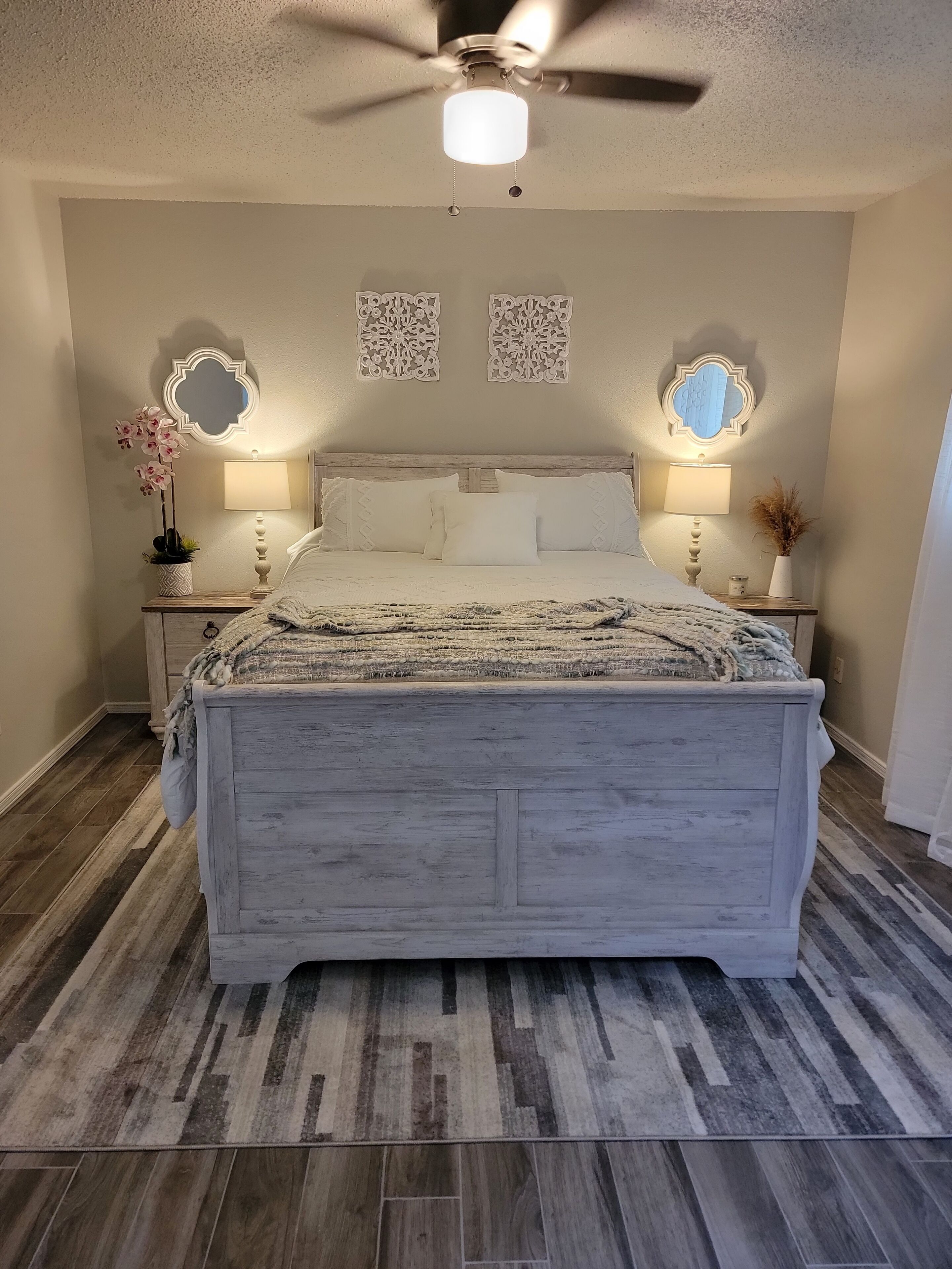 3 chambres, bureau, fer et planche à repasser, lit parapluie