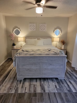 3 chambres, bureau, fer et planche à repasser, lit parapluie